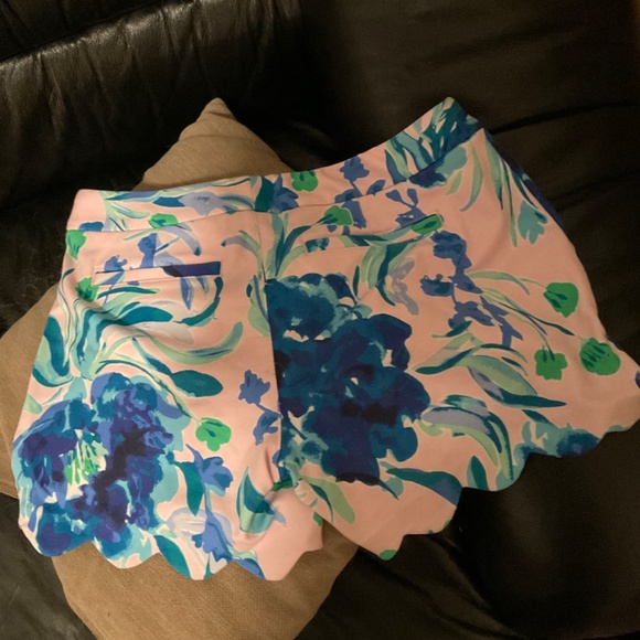 Lilly Pulitzer Scalloped Floral Shorts - Picture 9 of 12